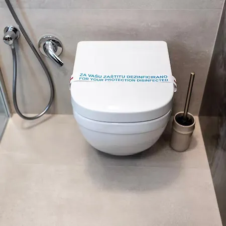 Prestige Luxury - Prime Location - Private Garage Parking