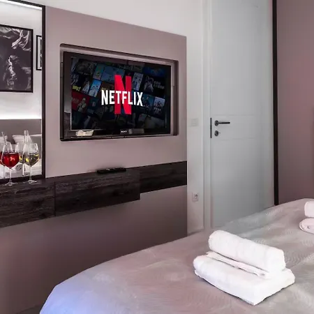 Prestige Luxury - Prime Location - Private Garage Parking