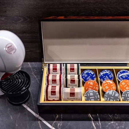 Prestige Luxury - Prime Location - Private Garage Parking Apartmán