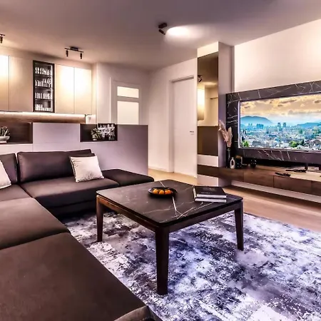 Prestige Luxury - Prime Location - Private Garage Parking *