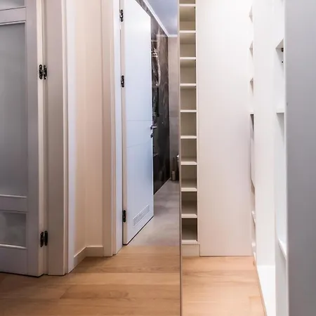 Prestige Luxury - Prime Location - Private Garage Parking Apartment *