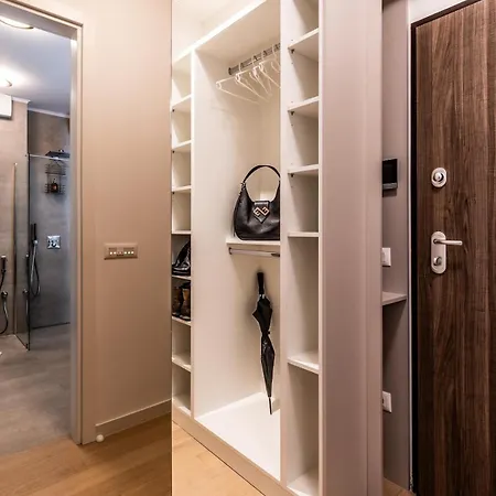 Prestige Luxury - Prime Location - Private Garage Parking *