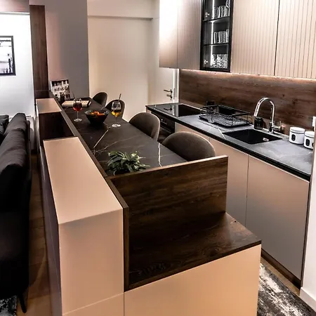 Prestige Luxury - Prime Location - Private Garage Parking *