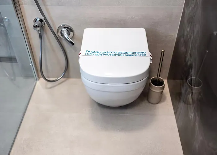 Prestige Luxury - Prime Location - Private Garage Parking