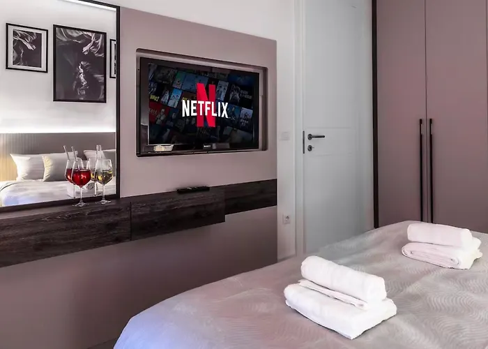 Prestige Luxury - Prime Location - Private Garage Parking