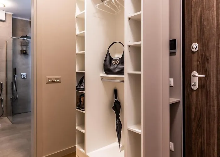 Prestige Luxury - Prime Location - Private Garage Parking *