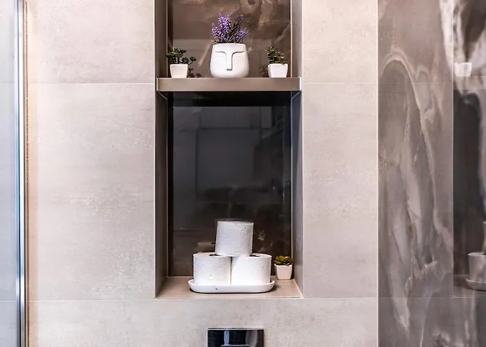 Prestige Luxury - Prime Location - Private Garage Parking *