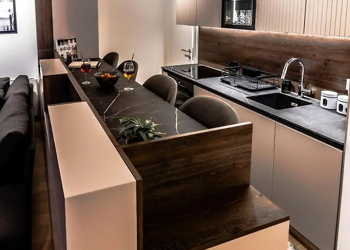 Prestige Luxury - Prime Location - Private Garage Parking *